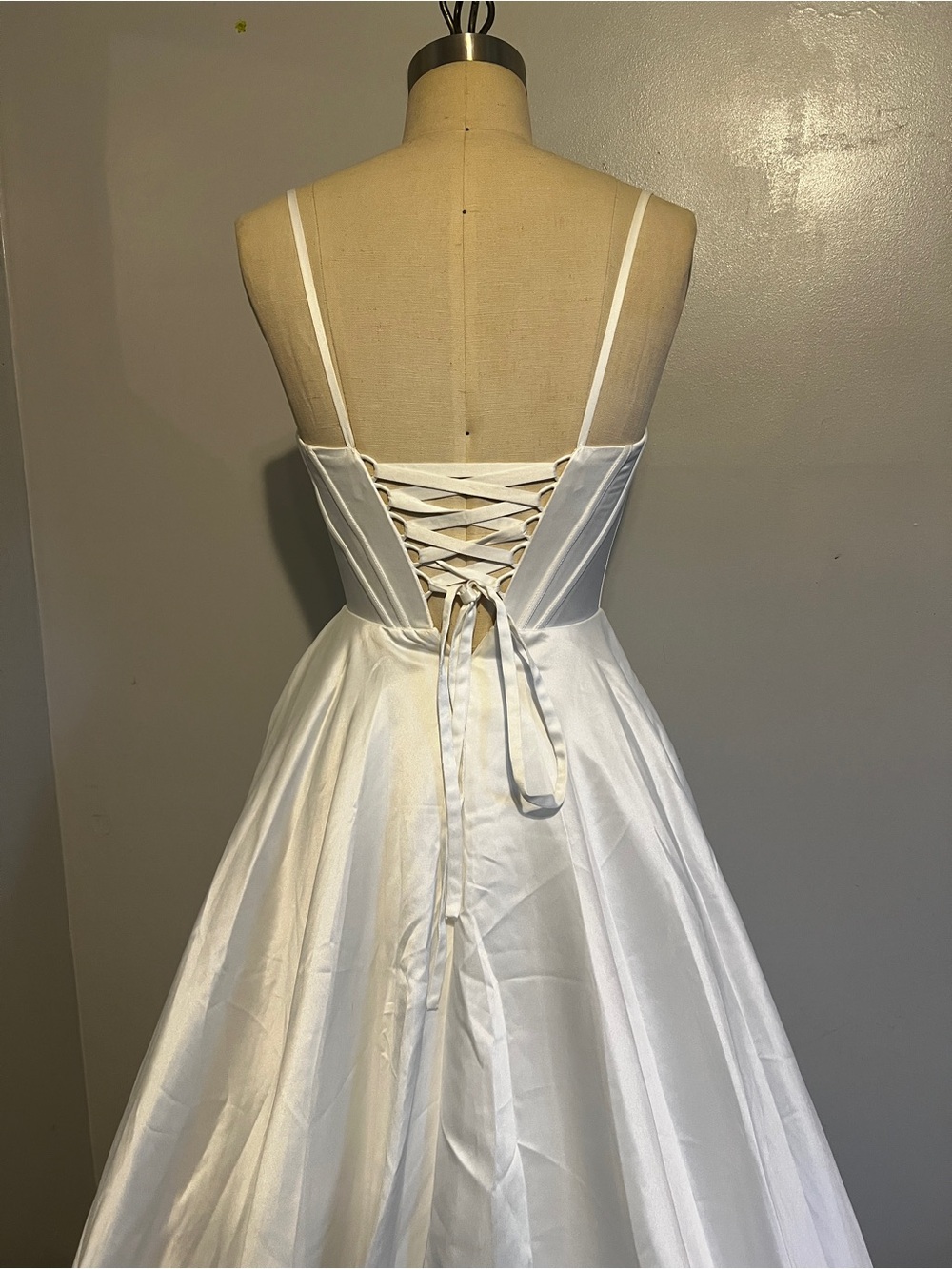 Elegant Ivory Spaghetti-Strap Wedding Dress with Structured Bodice - Picture 8 of 8